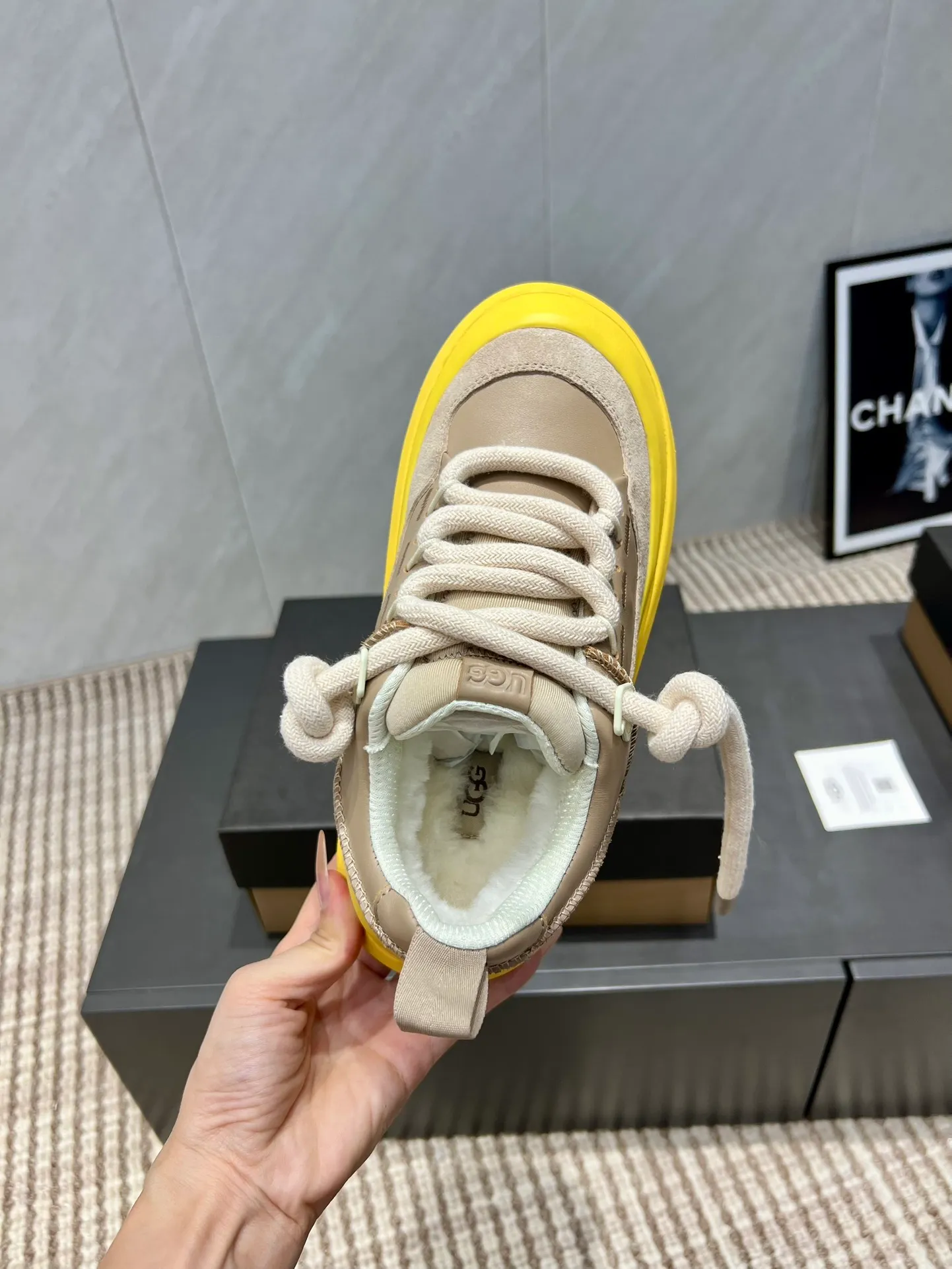Factory: Couple P620💰 "Exclusive top version" UGG~25vs popular platform thick-soled casual shoes series... [Couple's thick-soled Maori casual shoes] A shoe that will not clash with shirts, simple partition design ➕ spotted outsole, silk curly upper, a must-have for autumn and winter, can be worn with any pants or skirt, very comfortable and good-looking... ❶Fabric: Original customized cow ➕ Sheepskin ❷Inner lining: original customized wool ❸Feet: original customized sheepskin ❹Outsole: original molded foam outsole ❺Number: 35-44 (Female 41. Male 45. Customized, non-returnable) ❻Packaging: Original full set of packaging ☀Color: Official website updated simultaneously